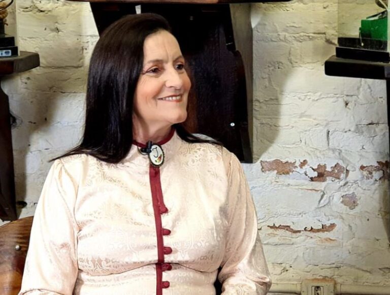 Leia mais sobre o artigo Ilva Goulart prepara pela Pragmatha livro sobre traje típico do charqueador