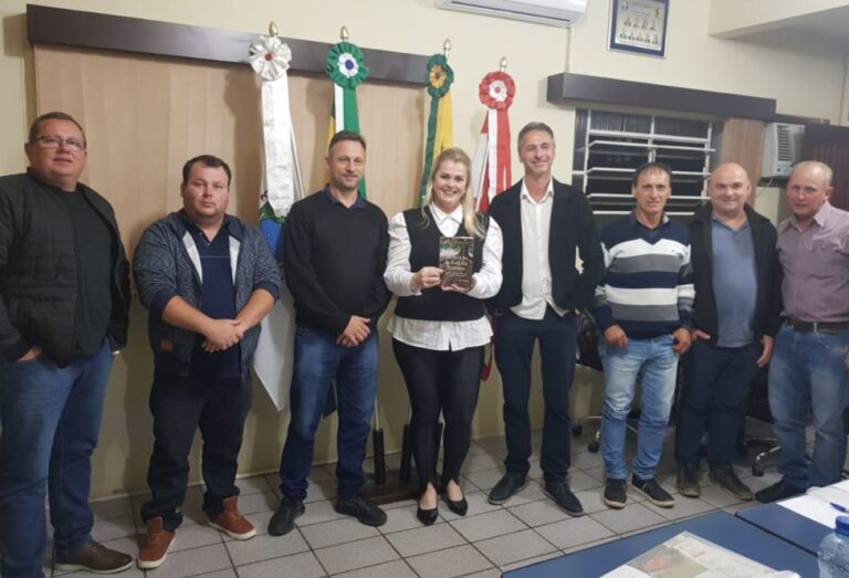 Leia mais sobre o artigo Tatiane Ventura, escritora da Pragmatha, recebe homenagem em Major Gercino