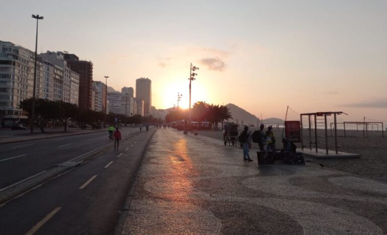 Leia mais sobre o artigo Um passeio por Copacabana com o conto O Civil, do livro “A Quimera do Torto”