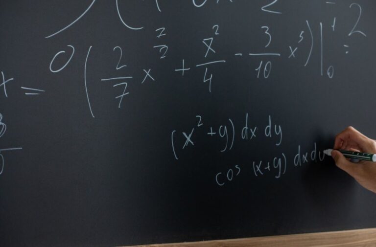 Leia mais sobre o artigo Obra aborda boas práticas na formação de professores de matemática