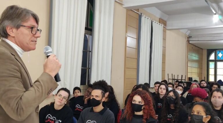 Leia mais sobre o artigo Escritor Telmo Jaconi, da Pragmatha, faz palestra para a Orquestra Jovem do RS