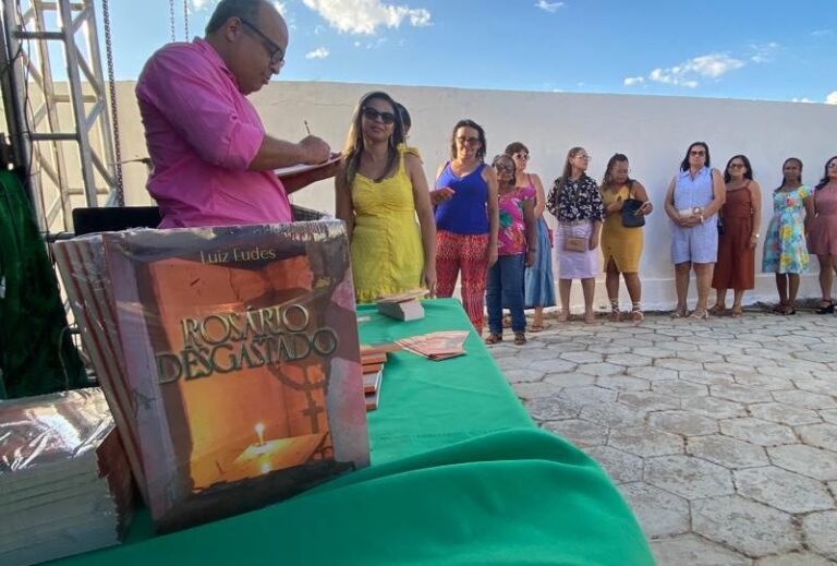 Leia mais sobre o artigo Escritor Luiz Eudes autografa em jornada pedagógica de Sátiro Dias, Bahia