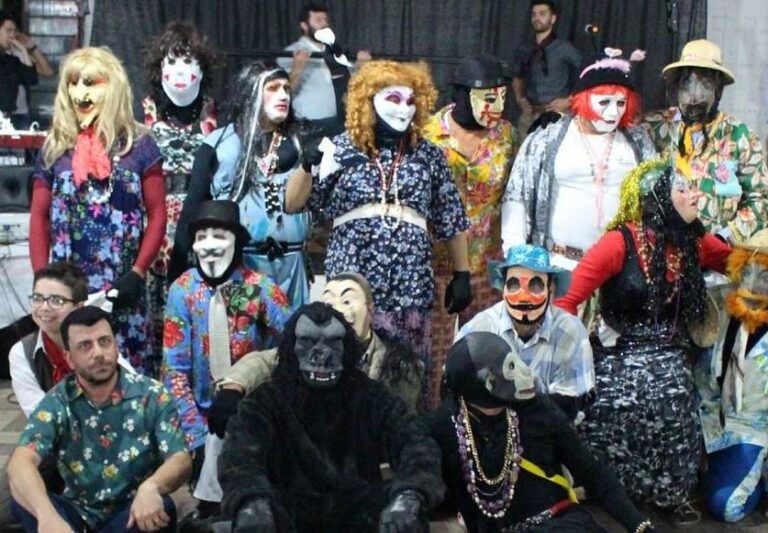 Leia mais sobre o artigo Quem são os mascarados nas festas e cavalhadas do Brasil?