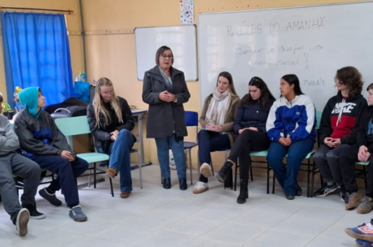 Leia mais sobre o artigo Escritora Nair Lüdtke participou de roda de conversa pelo projeto Raízes do Amanhã