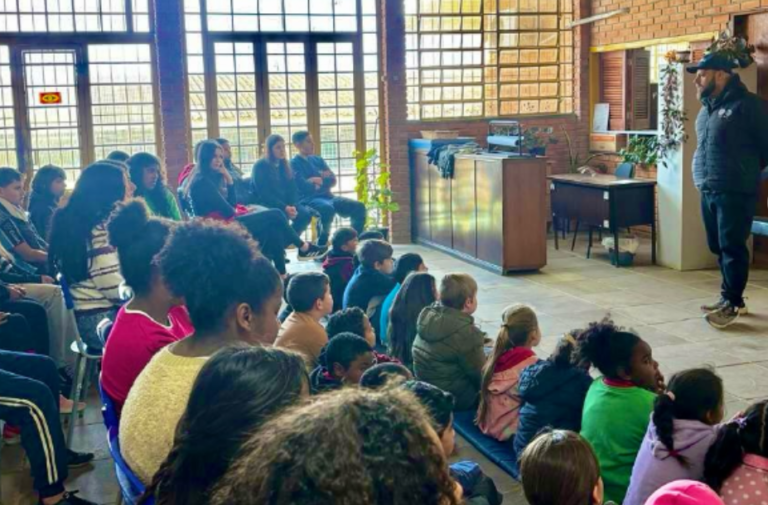 Leia mais sobre o artigo Escritor Gustavo Hammes fala sobre superação e saúde mental para alunos de São Lourenço do Sul