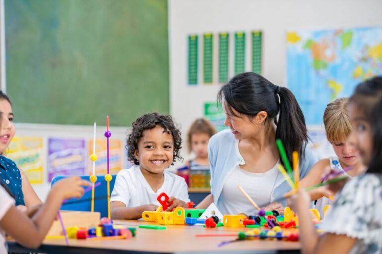 Leia mais sobre o artigo Ebook que reúne artigos do curso de pós-graduação em educação básica e profissional do IFRS chega ao terceiro volume