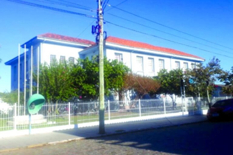 Leia mais sobre o artigo “É um álbum de memórias sem fotografias, onde cada palavra guarda um rosto, um gesto, uma descoberta”