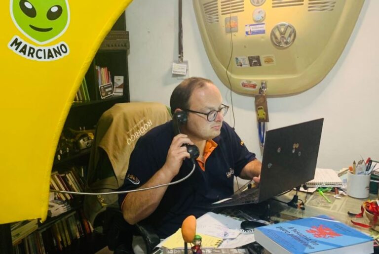 Leia mais sobre o artigo Morar perto de um orelhão: movimento, curiosidade, expectativa e, agora, também livro