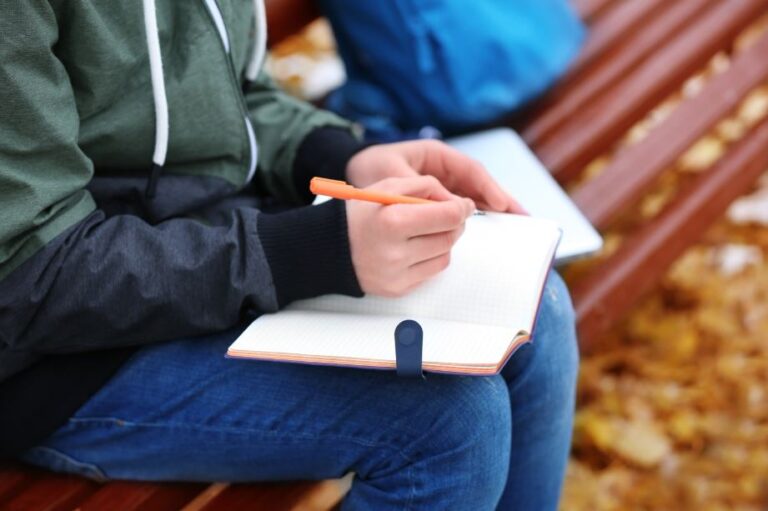 Leia mais sobre o artigo Projeto “Contos Juvenis” incentiva a produção literária de estudantes