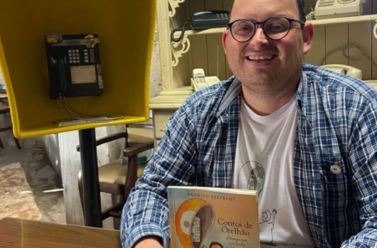 Leia mais sobre o artigo Livro de Rodrigo Seefeldt resgata a era dos orelhões e conquista leitores em São Lourenço do Sul